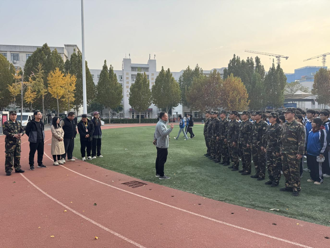 筑牢安全防线，护航青春成长——河南省工业学校组织学生开展消防应急疏散演练