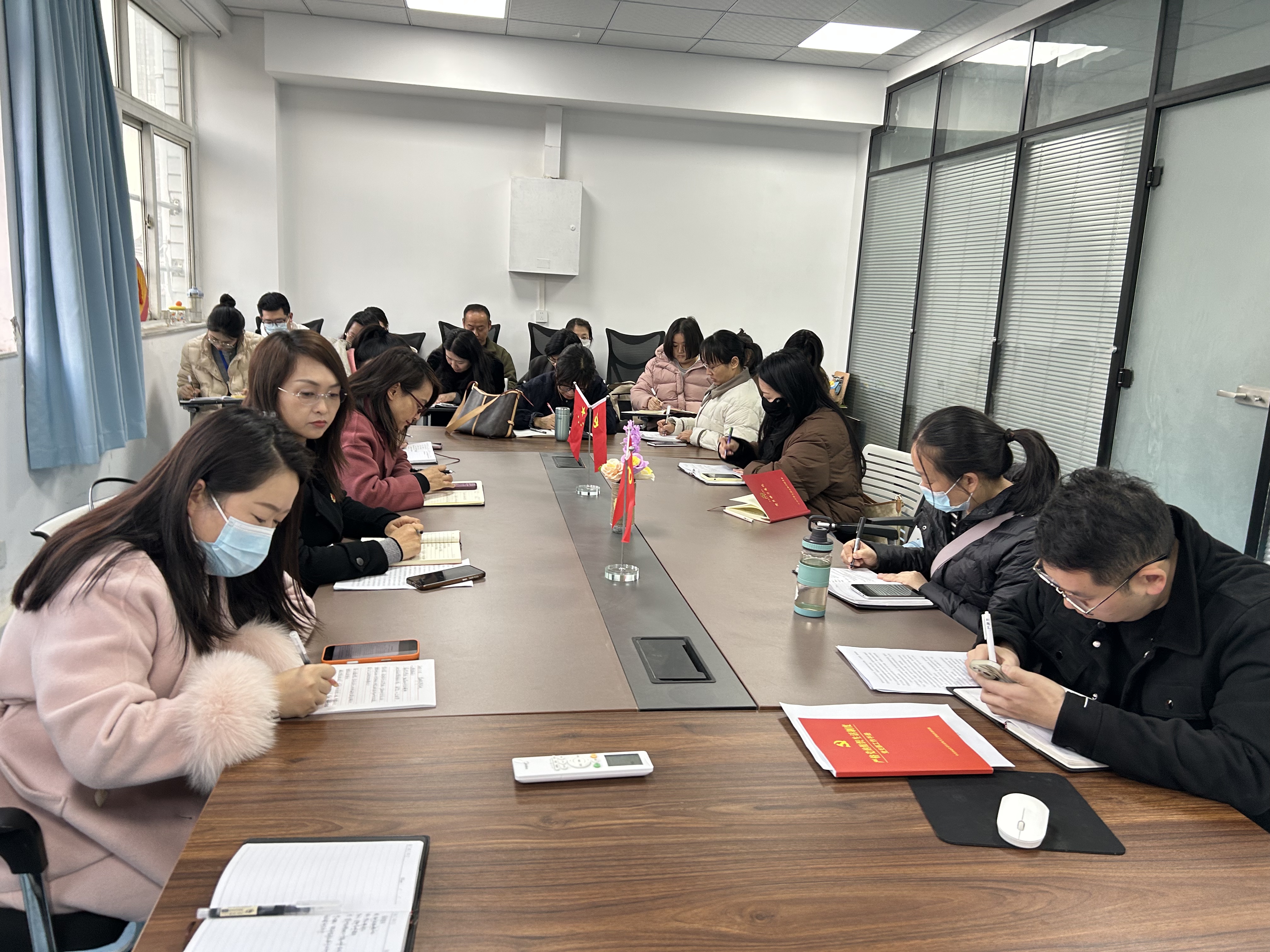 我校基础党支部集体学习党的二十届四中全会精神