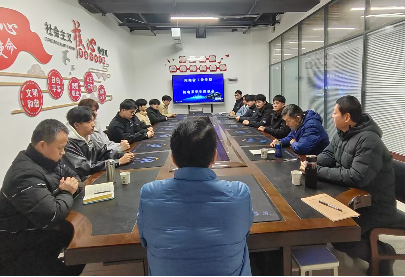 关怀暖人心激励促成长——我校机电工程系赴产业融合基地看望学生