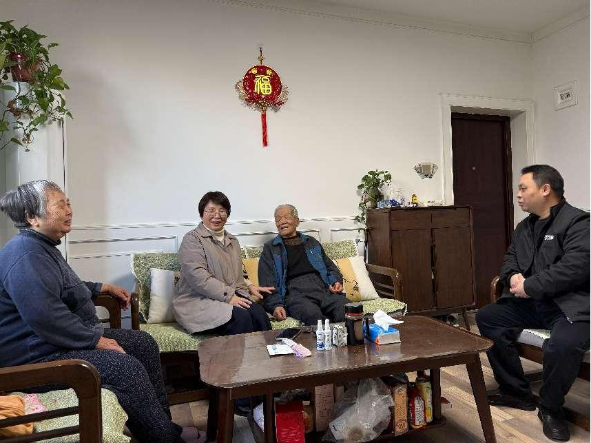 情暖寒冬  心系桑榆——我校开展“双节”前走访慰问退休教职工活动