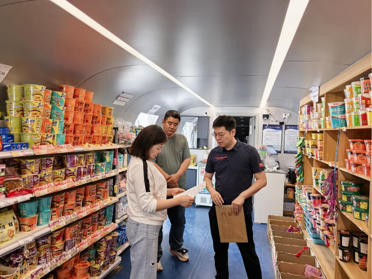 筑牢食品安全防线 守护师生饮食健康——我校开展校园超市专项检查