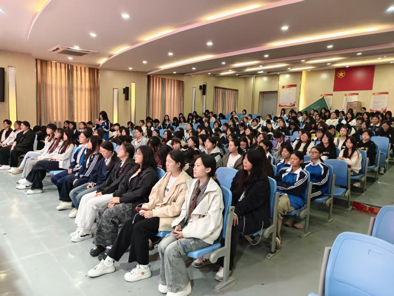 青春绘就健康底色，讲堂传递一束暖光——河南省工业学校《关爱女生—科普大讲堂》温情开讲	学生科